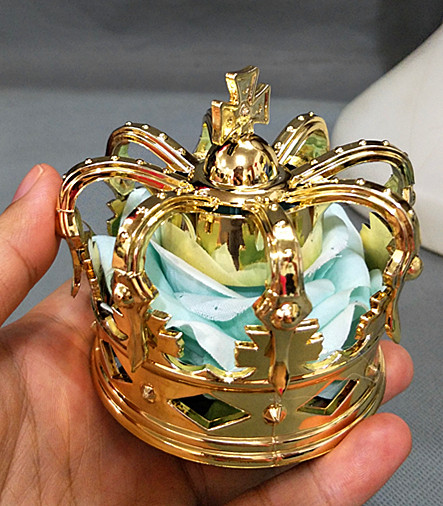 Gold Crown (light blue rose inside)