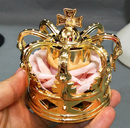 Gold Crown (light pink rose inside)