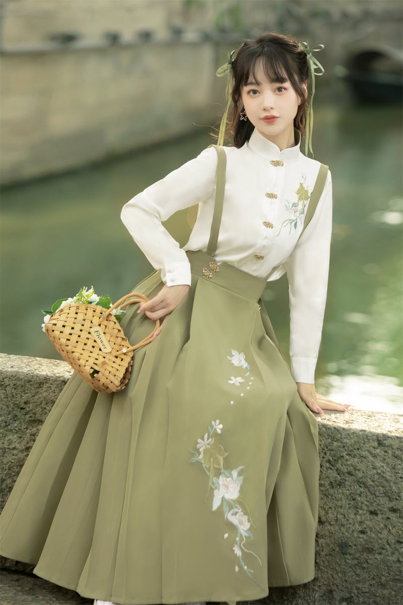 Spring Outing in Jiangnan Hanfu Style Qi Lolita Blouse and Skirt Set
